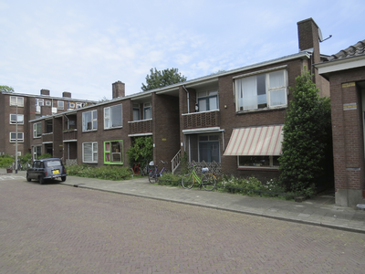 906378 Gezicht op de voorgevel van het huizenblok Verenigingstraat 75 (rechts)-hoger te Utrecht, dat op termijn ...